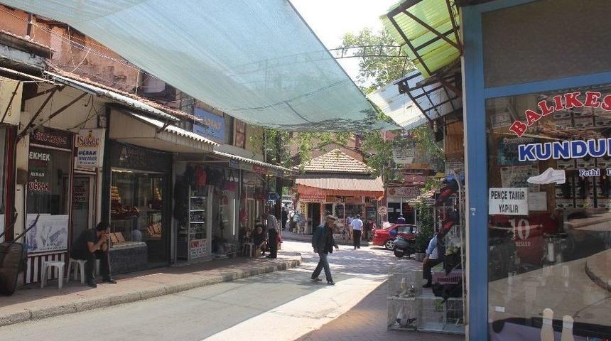 Esnaf Sıcaklara &Ccedil;areyi G&ouml;lgelik Yaparak Buldu