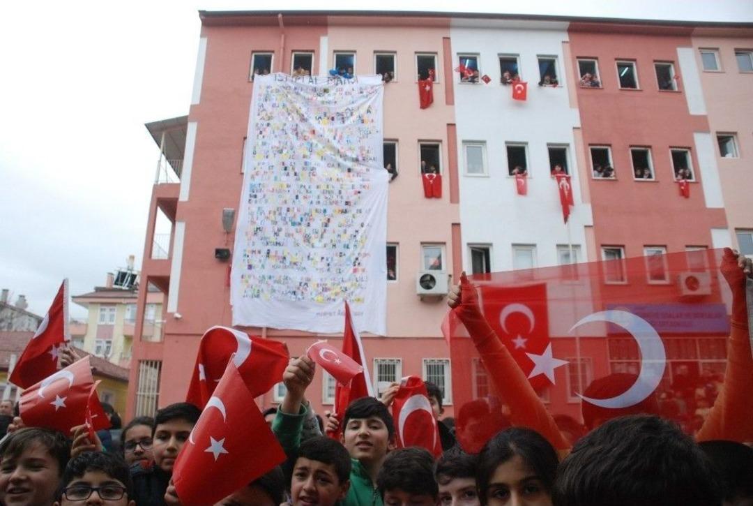 Kumaşları Keserek Dev Pankarta İstiklal Marşı&rsquo;nı Yazdılar