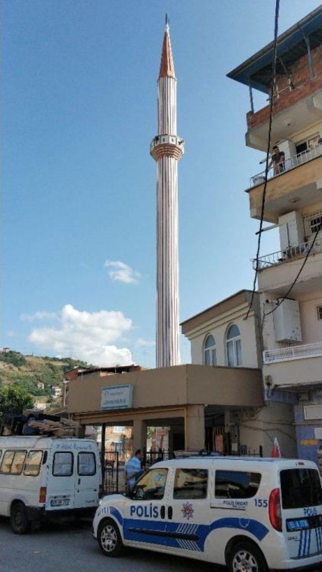 Hırsız, Caminin Kubbesindeki Kurşun Kaplamaları Çaldı 1