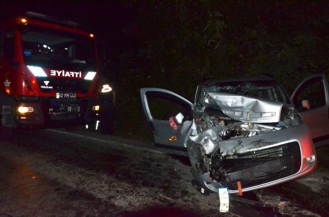 Ciple Hafif Ticari Ara&ccedil; &Ccedil;arpıştı: 4 Yaralı