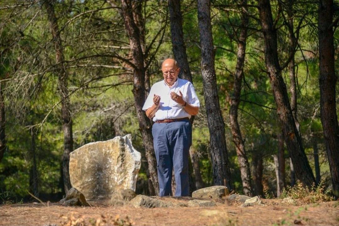 &Ccedil;anakkale Savaşları&rsquo;nın Mezar Yeri Belli Olan Tek Şehit Doktorunun Kabrini Torunu Ziyaret Etti