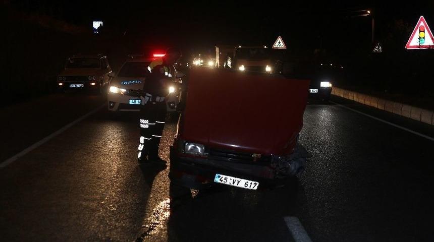 Önündeki Araca Çarpan Sürücü Her Şeyini Bırakıp Kaçtı