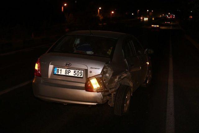 Önündeki Araca Çarpan Sürücü Her Şeyini Bırakıp Kaçtı