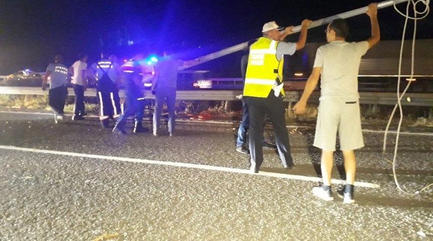 Elektrik Direği Devrildi, Kazalar Peş Peşe Geldi