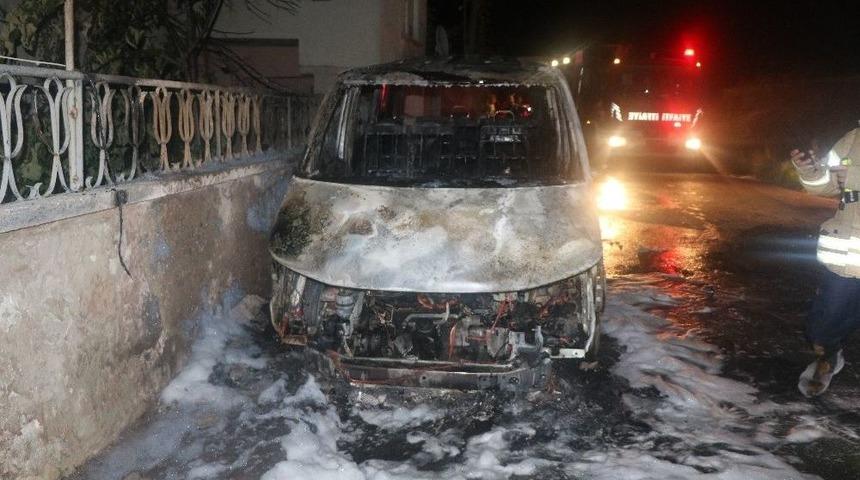 Ümraniye’de Park Halindeki Araç Alev Alev Böyle Yandı