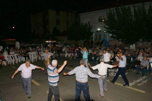 Büyükşehir Karacasu’da Halk Konseri Verdi