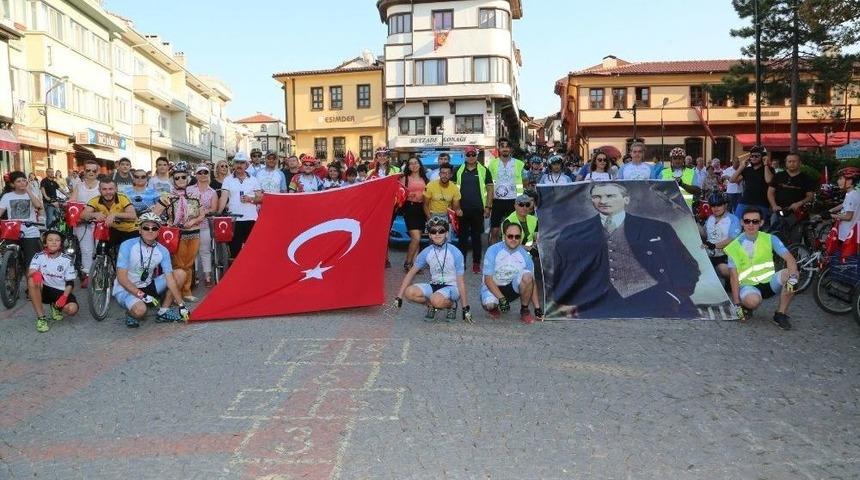 30 Ağustos Coşkusuna Pedallarda Eşlik Ettiler