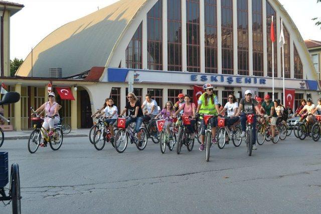 30 Ağustos Coşkusuna Pedallarda Eşlik Ettiler