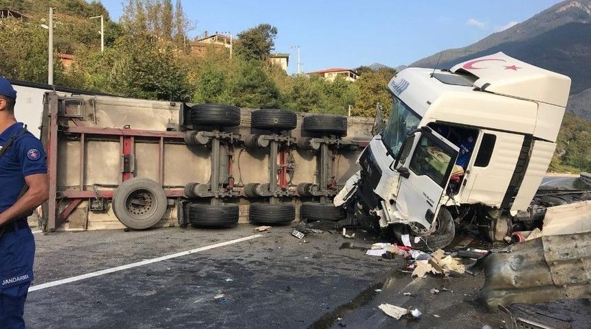 Tır Otob&uuml;se Arkadan &Ccedil;arptı: 8 Yaralı