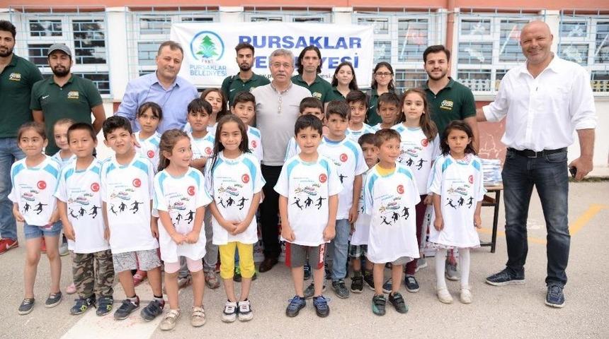 Başkan &Ccedil;etin&rsquo;den Binlerce &Ccedil;ocuğa Spor Malzemesi