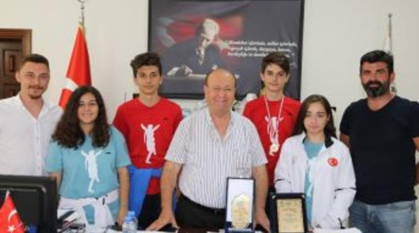 Uluslararası Festival Birincileri Başkan &Ouml;zakcan&rsquo;ı Ziyaret Etti