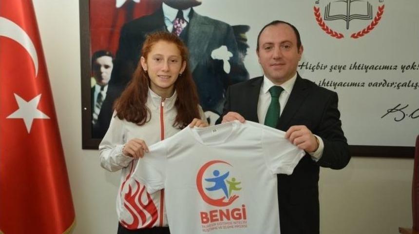 D&uuml;nya Şampiyonları Milli Eğitim M&uuml;d&uuml;r&uuml; Yıldız&rsquo;ı Ziyaret Etti