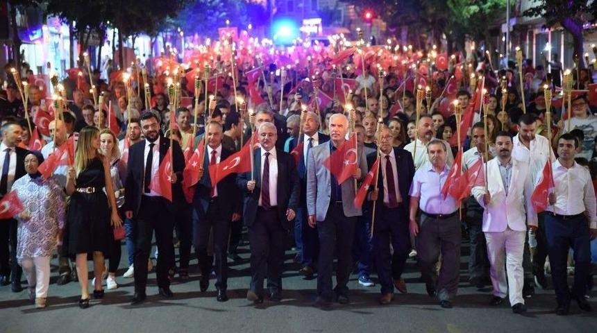 Manisa&rsquo;da Zafer Bayramı Coşkusu Fener Alayı İle Katlandı