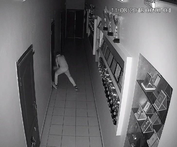 Şifresini Çözemediği Bilgisayarların Ram Ve Hard Disklerini Çaldı G1