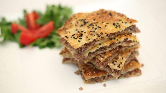 Baklava Yufkasından Kıymalı Börek