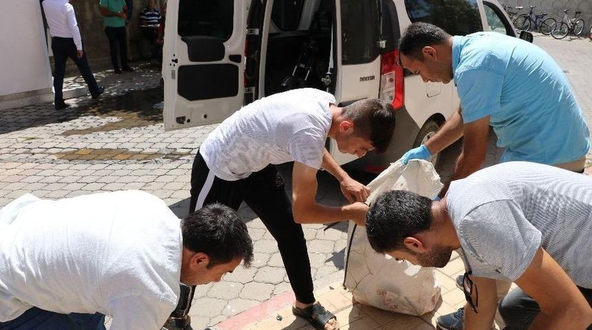 Motosikletini &Ccedil;uvalla G&ouml;t&uuml;rd&uuml;