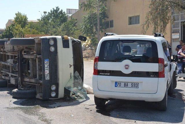 Ticari Araç İle Kamyonetin Çarpışma Anı Güvenlik Kamerasına Yansıdı