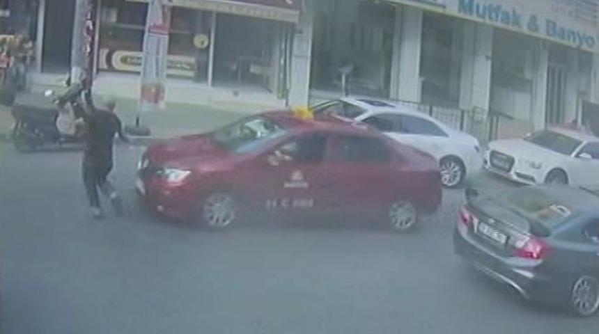 (&ouml;zel) Taksici Yayaya &Ccedil;arptı, Metrelerce Havaya B&ouml;yle Savurdu