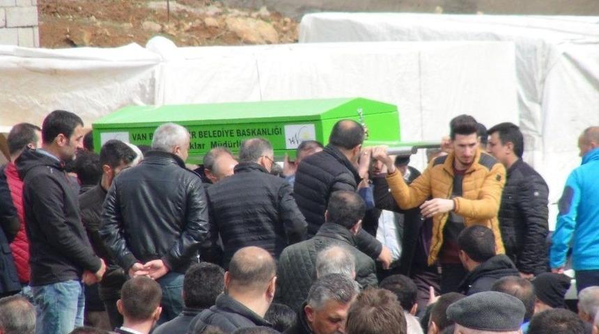 Yerde Bulduğu Cismin Patlaması Sonucu &Ouml;len K&uuml;&ccedil;&uuml;k Berat Toprağa Verildi