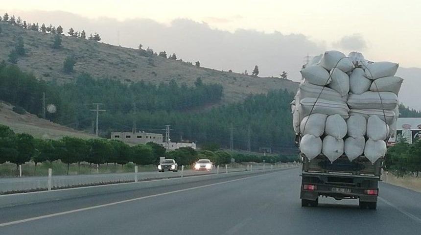 Saman Y&uuml;kl&uuml; Kamyon Beşik Gibi Sallandı