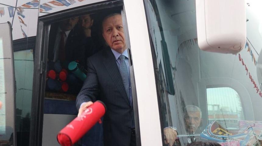 Cumhurbaşkanı Erdoğan, Bolu&rsquo;da &Ccedil;ocuklara Hediye Dağıttı