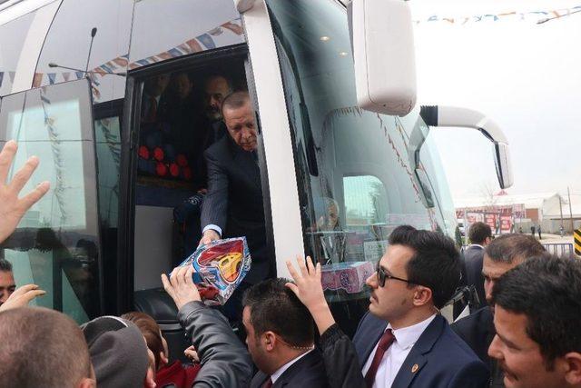 Cumhurbaşkanı Erdoğan, Bolu’da Çocuklara Hediye Dağıttı