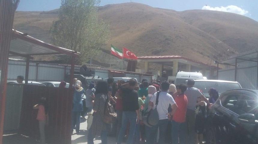 İranlılar Sınır Kapısında Yoğunluk Oluşturuyor