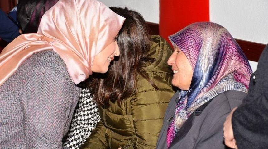 Esra T&uuml;fenkci Şehit Anneleriyle Buluştu