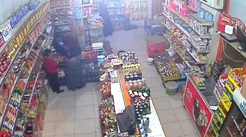 Marketten Para Ve Şampuan &Ccedil;alan Hırsızlar Kameraya Yakalandı