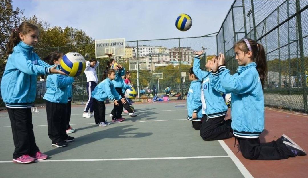 Ey&uuml;psultan Yaz Okulları Eğitimleri Renkli G&ouml;r&uuml;nt&uuml;ler Oluşturuyor