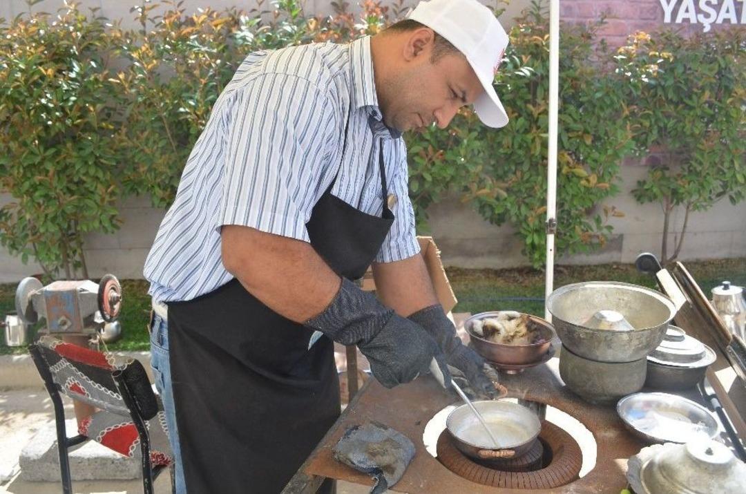 18 Yıllık Kalaycı Ustası Mesleğini M&uuml;zede Anlatıyor