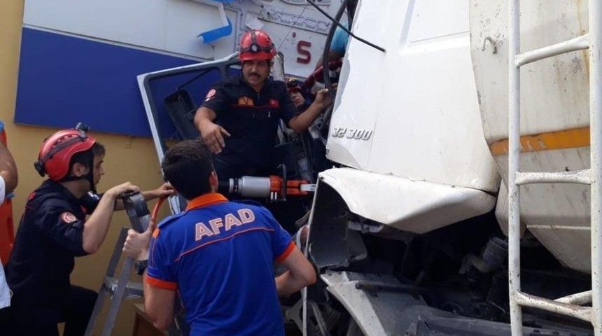 Trabzon’da Kamyon Duvara Girdi