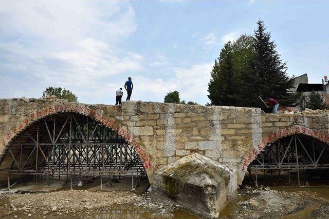 Başkan Arslan, Tarihi Taş Köprüde İncelemelerde Bulundu