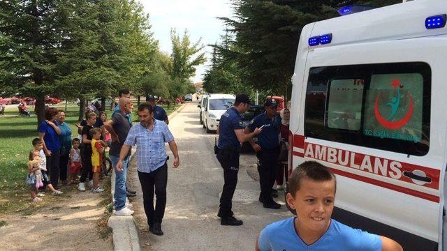 Yaşlı Adam Elindeki Bıçakla Korku Doku Anlar Yaşattı