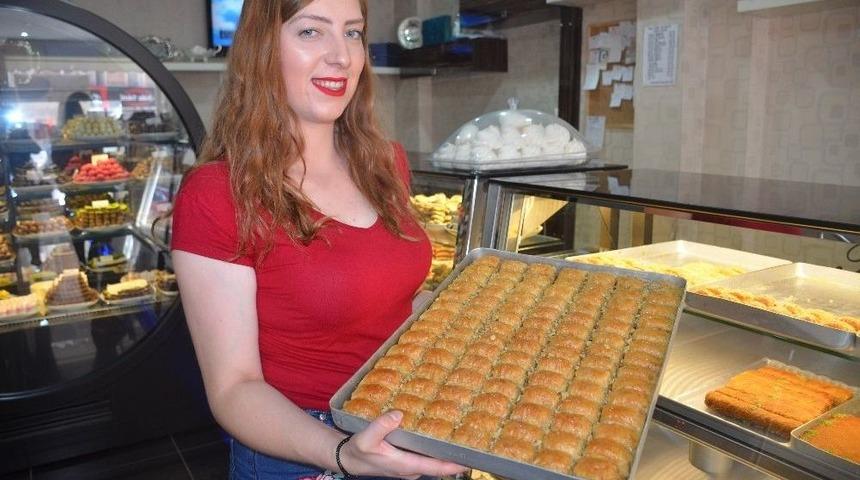 Bayram Tatlıları Tezgahlardaki Yerini Aldı