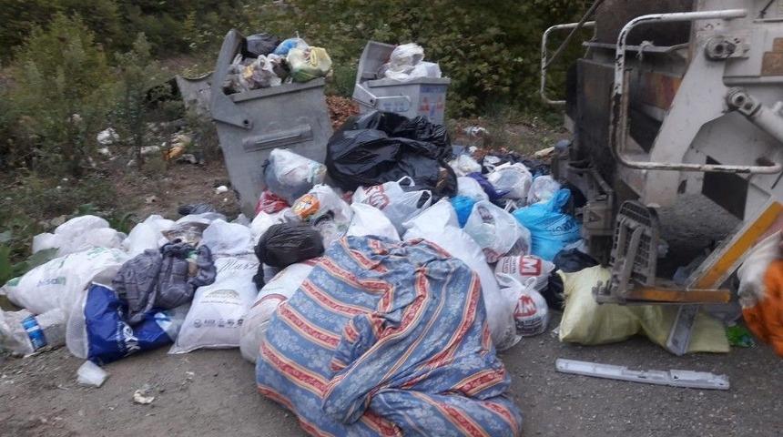 Tatilcilerin Bıraktığı &Ccedil;&ouml;pler, &Ouml;zel İdare Ekiplerince Toplanıyor