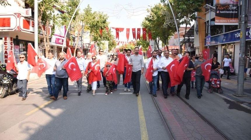 Başkan Ay, Vatandaşlara Türk Bayrağı Dağıttı