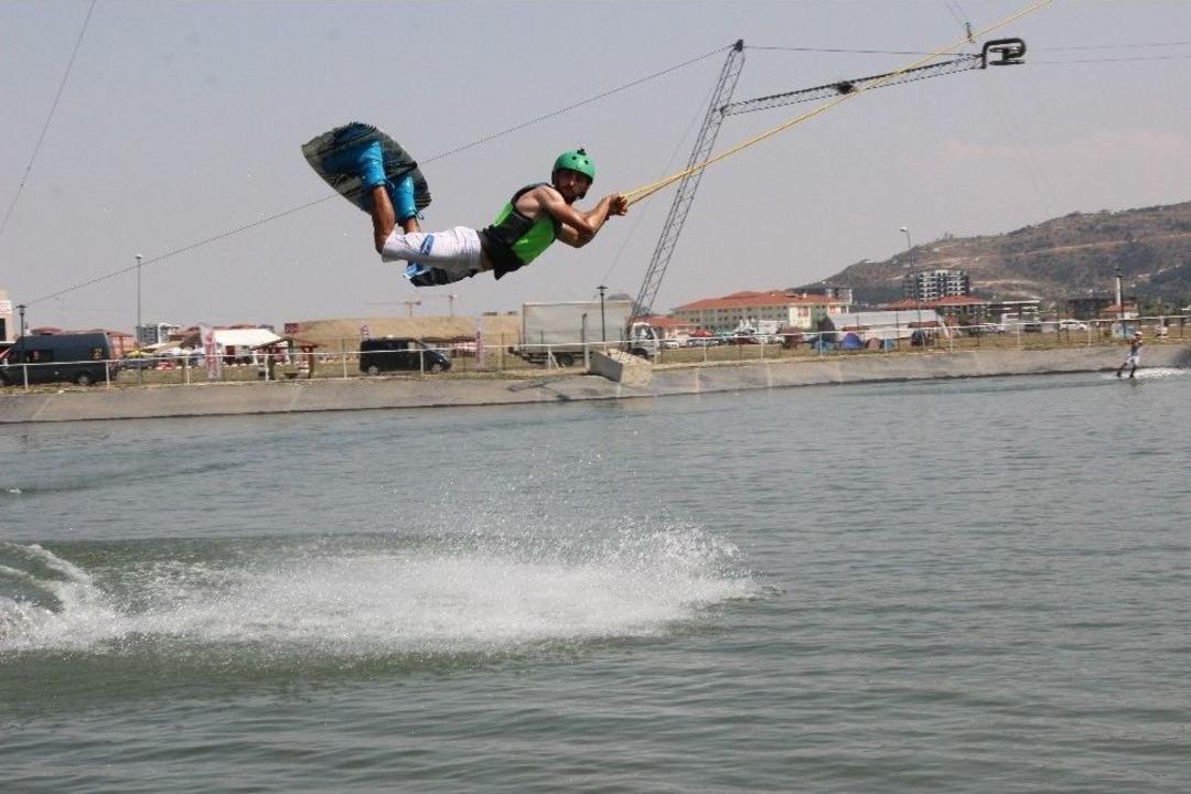 &ldquo;d&uuml;nya Motokros Şampiyonası&rdquo; &Ouml;ncesi Su Kayağı G&ouml;sterisi Nefes Kesti