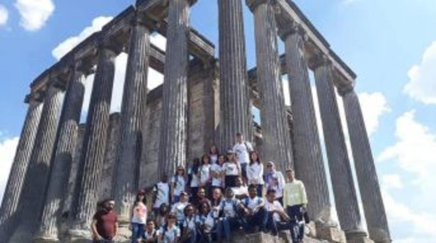 24 &Uuml;lkeden &Ccedil;avdarhisar&rsquo;a Gelen &Ouml;ğrenciler Aizonai Antik Kenti&rsquo;ne Hayran Kaldı