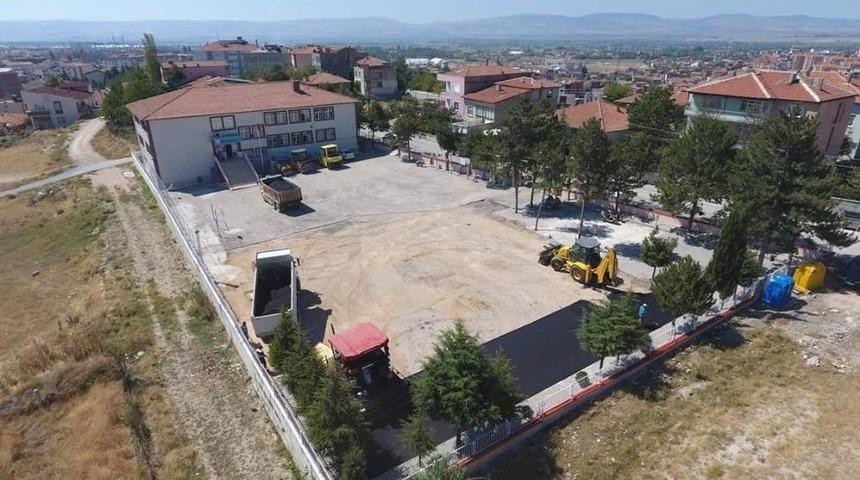 Belediyeden Okul Bah&ccedil;esine Asfalt