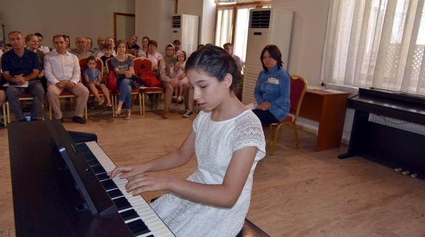 Minik Yeteneklerin Piyano Dinletisi B&uuml;y&uuml;ledi