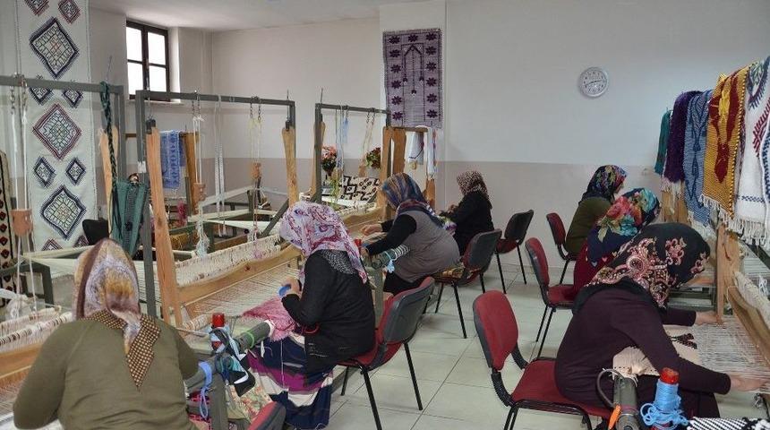 Geleneksel Dokuma &Ccedil;ıpıt At&ouml;lyesinde