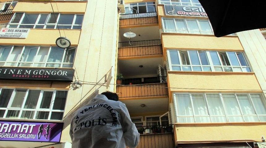 Baca Temizlemek İ&ccedil;in &Ccedil;ıktığı &Ccedil;atıdan D&uuml;şerek Ağır Yaralandı