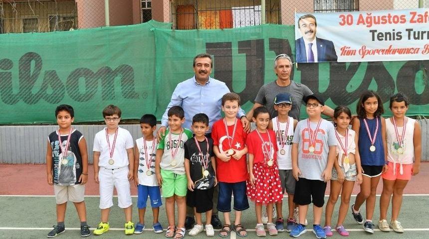 Çukurova’da Zafer Bayramı Tenis Turnuvası’nda Ödüller Sahiplerini Buldu