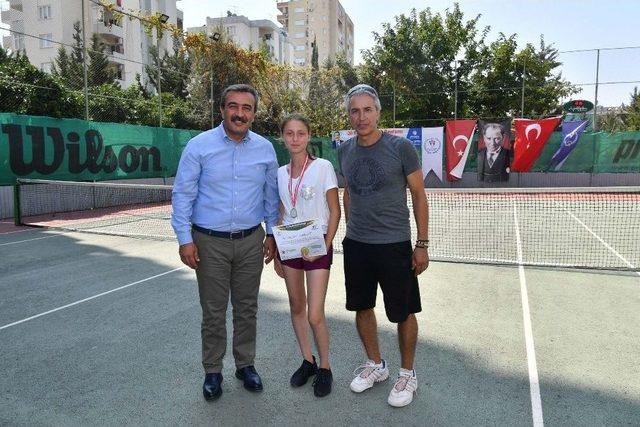 Çukurova’da Zafer Bayramı Tenis Turnuvası’nda Ödüller Sahiplerini Buldu