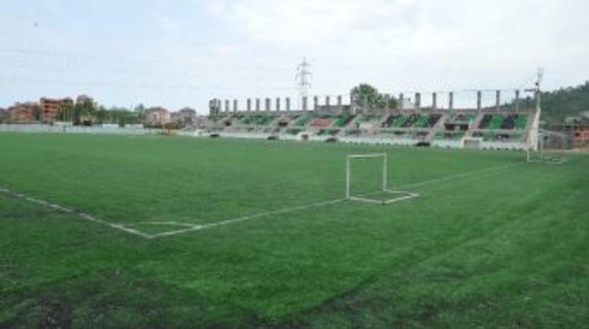 Araklı İl&ccedil;e Stadının Kardan &Ccedil;&ouml;ken Trib&uuml;n&uuml; Yıkılıp Yenisi Yapılacak, Zemini Değiştirilecek