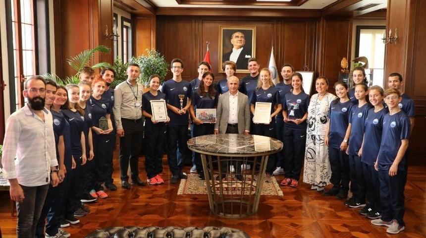 Altınk&ouml;pr&uuml; Halk Dansları Topluluğu&rsquo;na B&uuml;y&uuml;k Onur