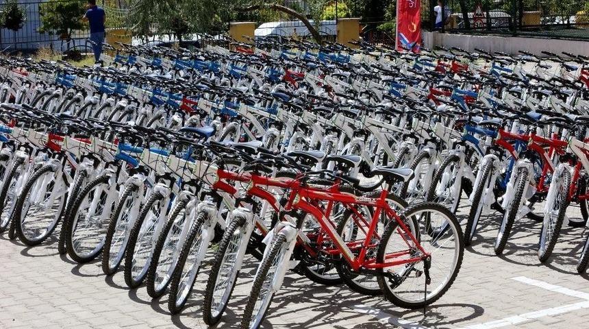 Şahin, Okul Birincilerini Bisikletle Ödüllendirdi