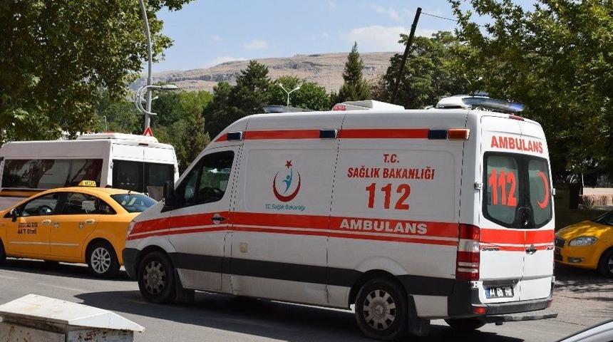 Balkondan Düşen Genç Kız Yaralandı