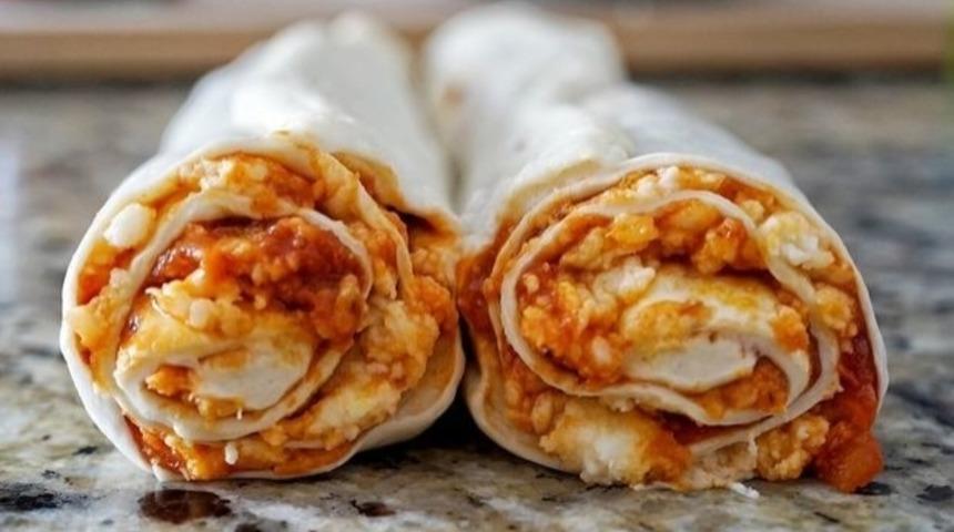 Pizzayı Böyle Dürüm Yapınca Ortaya Bir Başka Lezzet Çıkıyor